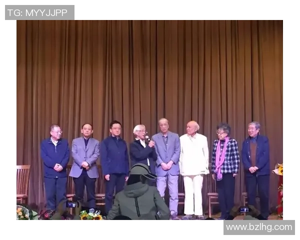 足球明星与母亲的深厚情感：他们背后的无声支持与共同奋斗的故事